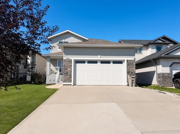 9010 E Willow Dr, Grande Prairie, AB T8X 0G8