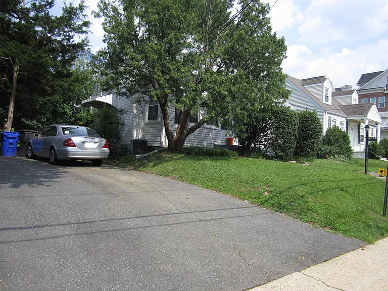 827 N Woodrow St — Photo 2