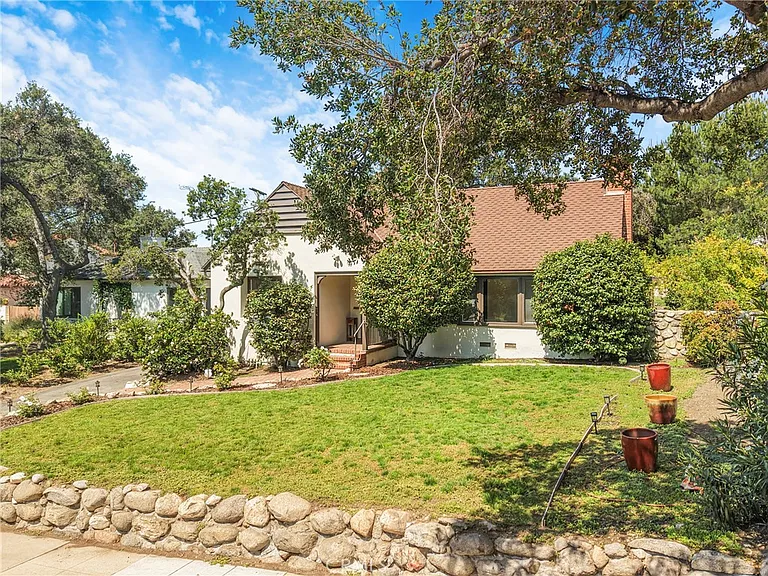 2151 N Altadena Dr — Photo 43
