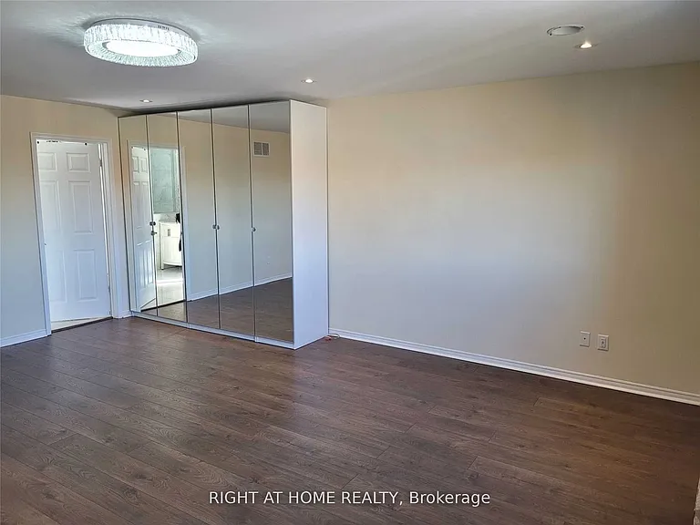 1080 Glenashton Dr #UPPER — Photo 22