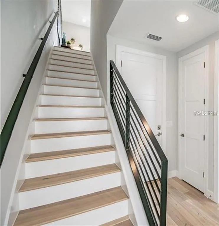 Building Photo - 401 N Oregon Ave #2