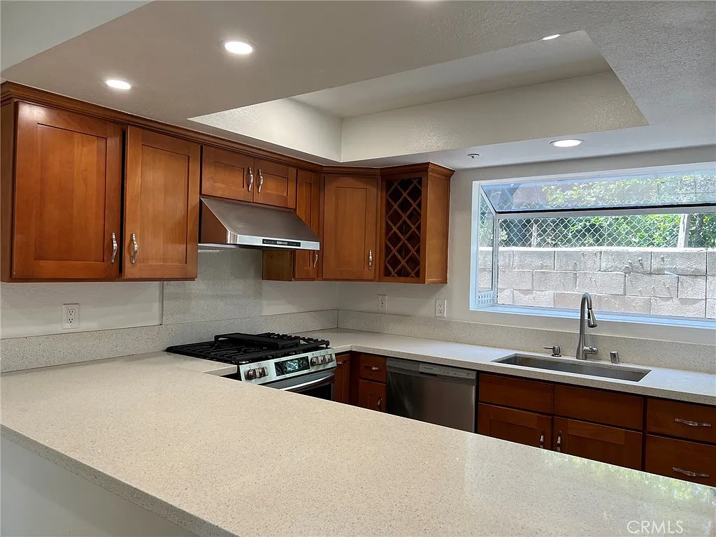 3 bed, 2.5 bath, 1095 sqft, $3,500 — Photo 3