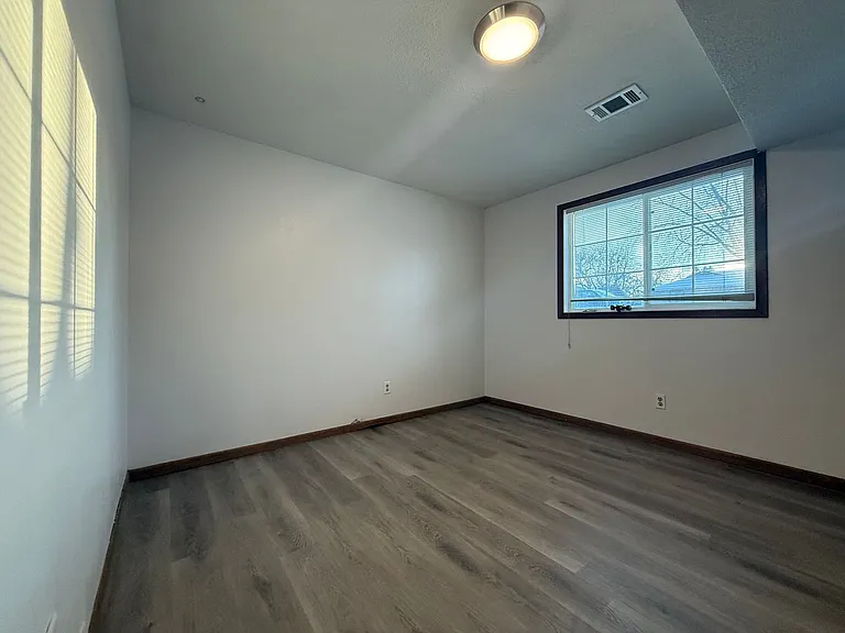 305 23rd St SE — Photo 6
