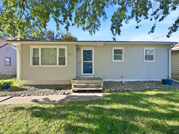 204 Crestmont Dr, Council Bluffs, IA 51503