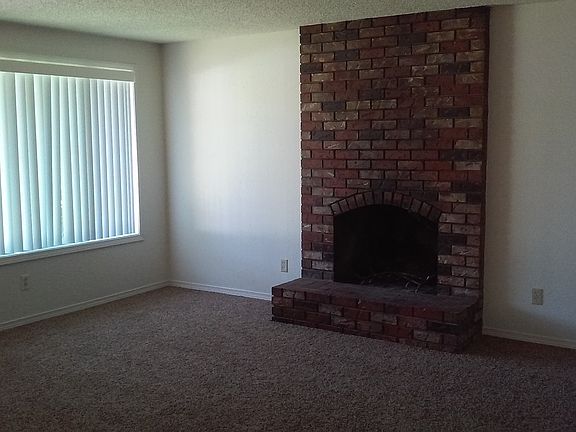 Living room w/ fireplace