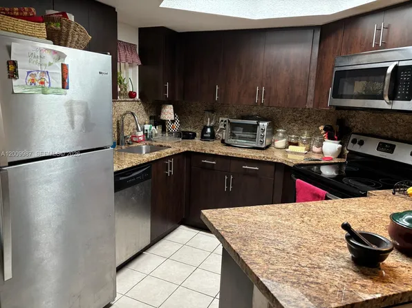 8225 Lake Dr APT 404, Doral, FL 33166