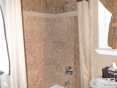 4th image of 945 Tecumseh Dr