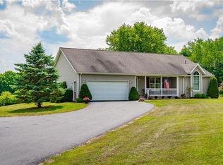 724 E Gilmore Rd, Grove City, PA 16127