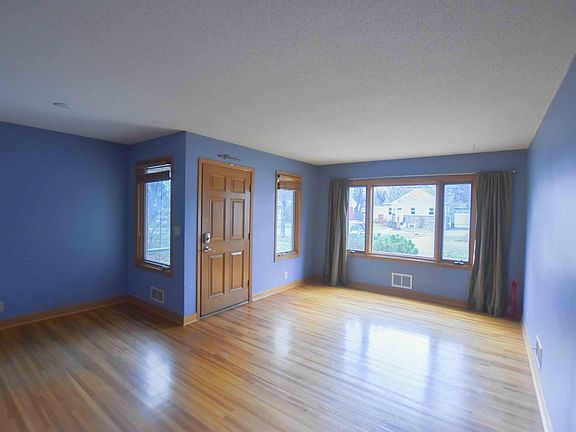 3rd image of 622 15th Ave S