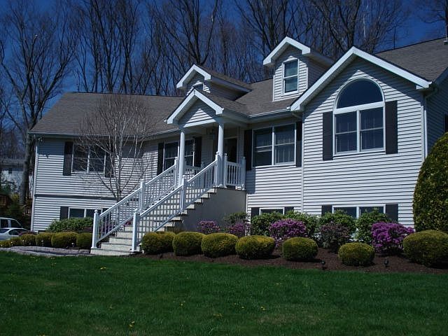 2nd image of 27 Sugarbush Ct