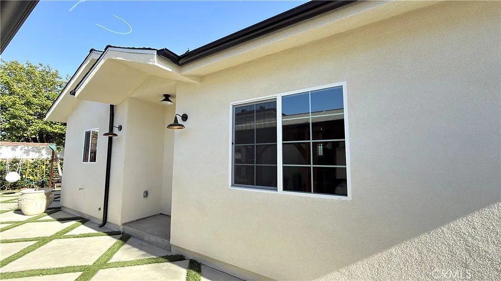 2 bed, 900 sqft, $3,200 — Photo 1