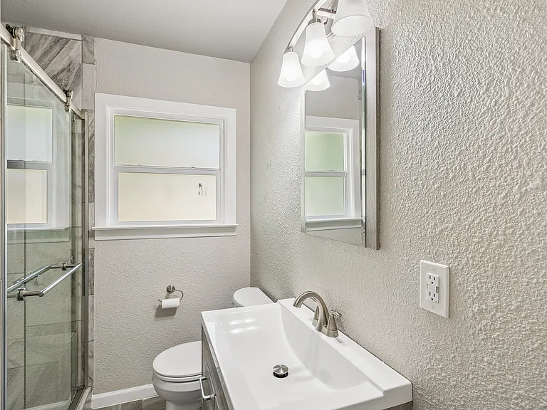 1220 S Lamar St — Photo 10