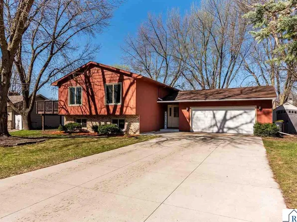 1032 Shady Oak Dr, North Mankato, MN 56003