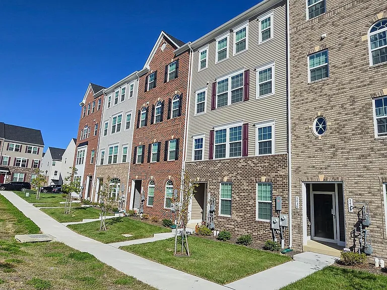 5426 Greenpoint Ln — Photo 3