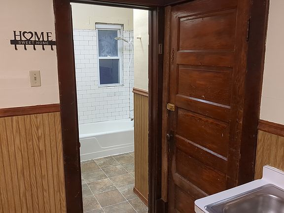 3rd image of 10 Cottage Pl APT 4