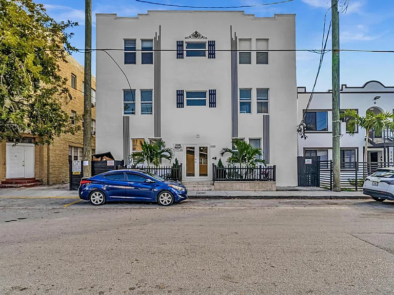 1142 SW 4th St #4 — Photo 2
