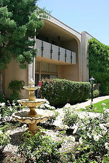 5266 Lindley Ave — Photo 2