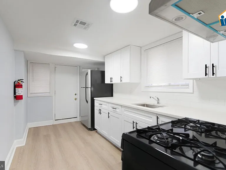 2625 Braddock St — Photo 3