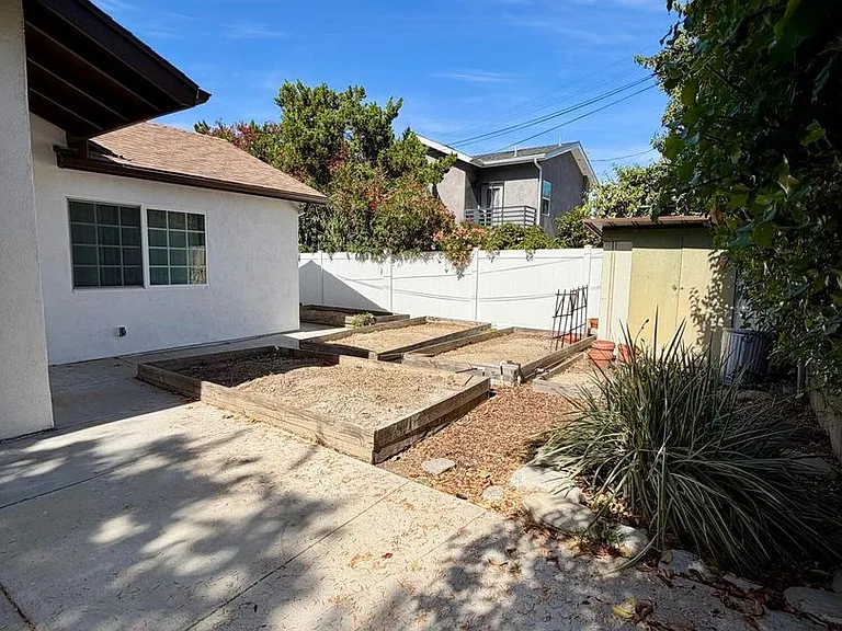 22206 Del Valle St — Photo 28