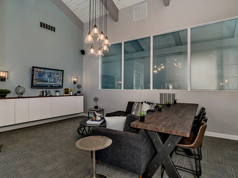 Monaco Lakes Apt — Photo 8