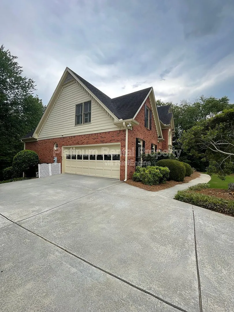 5 bed, 3.0 bath, 4540 sqft, $3,295 — Photo 4