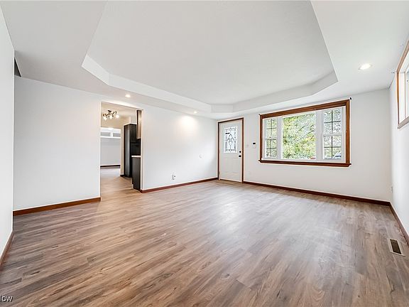 5th image of 1038 Oakwood Dr