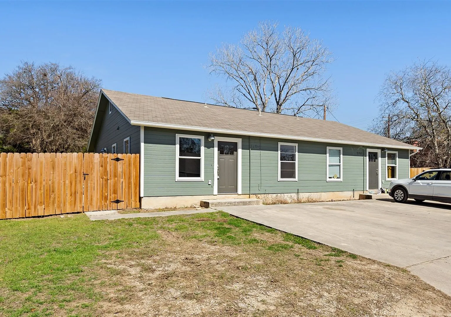 1202 Hillyer St - 3 Bedroom / 2 Bathroom with Fenced Yard - 50% off First Month's rent! — Photo 1