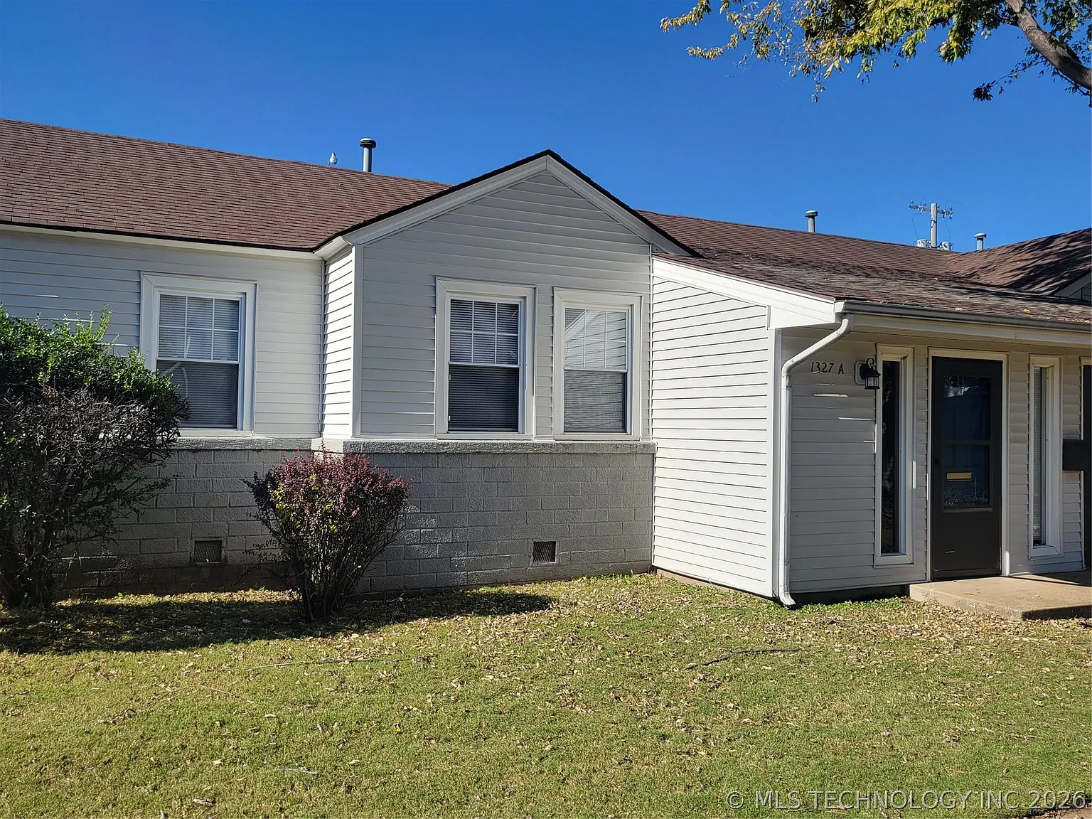 2 bed, 1.0 bath, 883 sqft, $1,175 — Photo 2