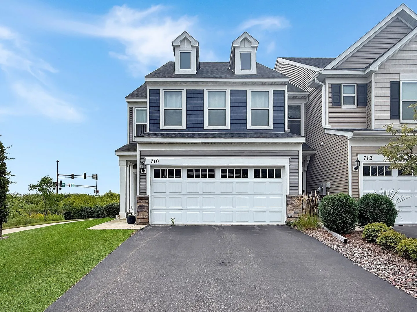 3 bed, 3.0 bath, 2110 sqft, $2,695 — Photo 2