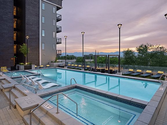 Pool and Spa at Park Avenue
