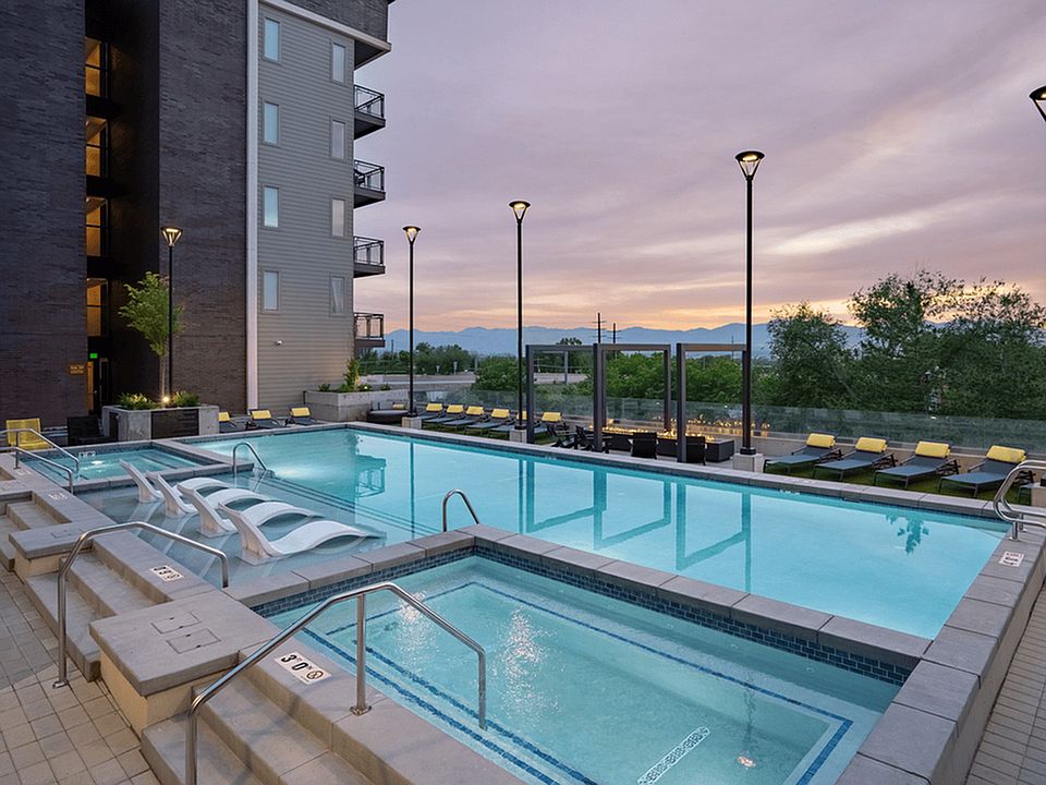 Pool and Spa at Park Avenue