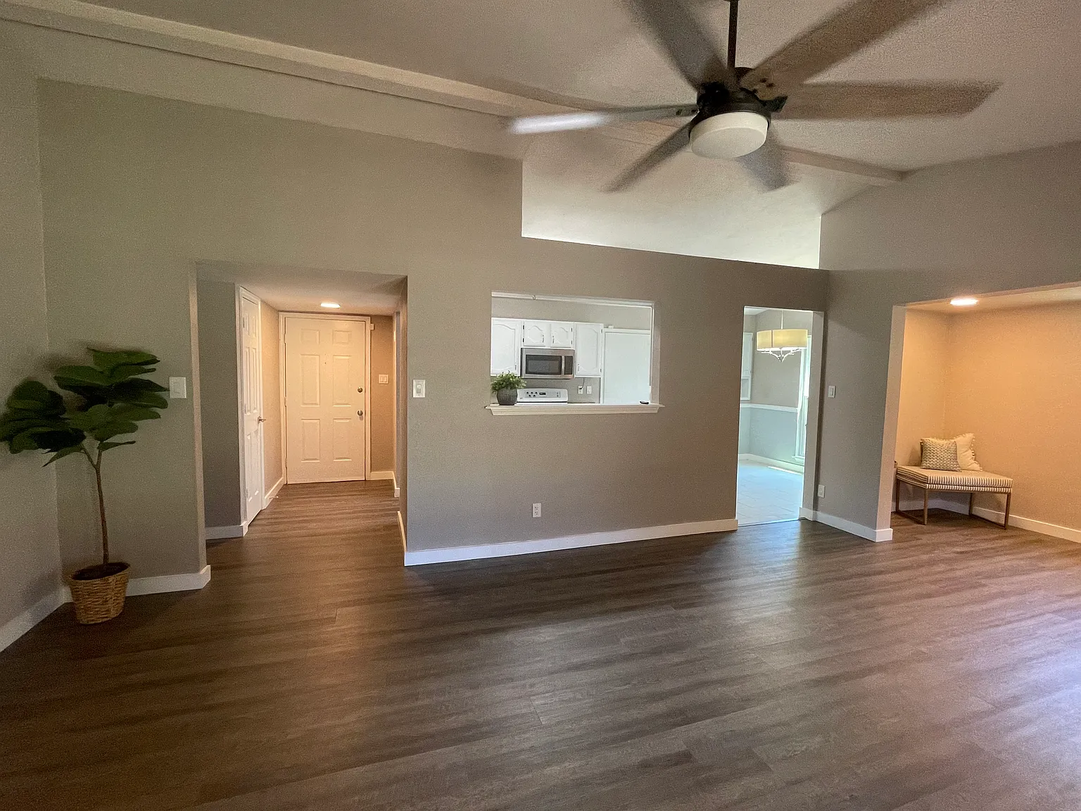 3 bed, 1395 sqft, $2,300 — Photo 3
