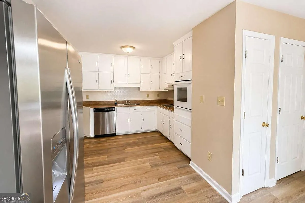 3 bed, 2.5 bath, 1953 sqft, $1,895 — Photo 4
