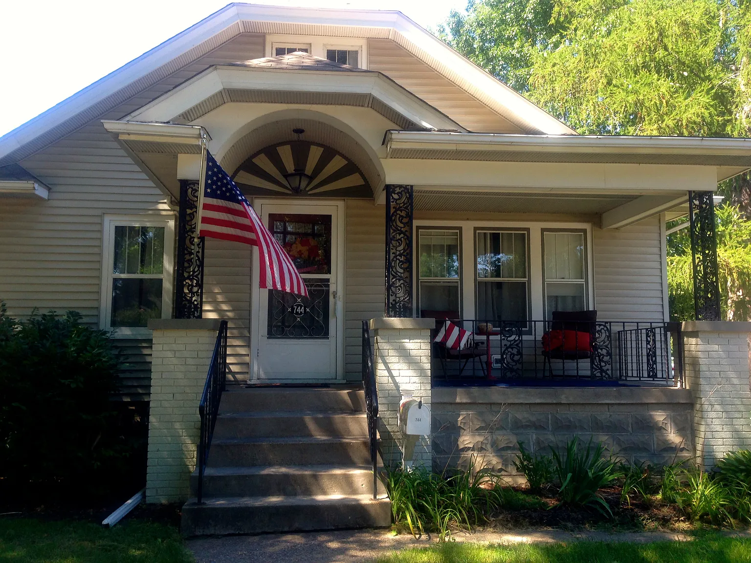 744 Holmes St photo 1