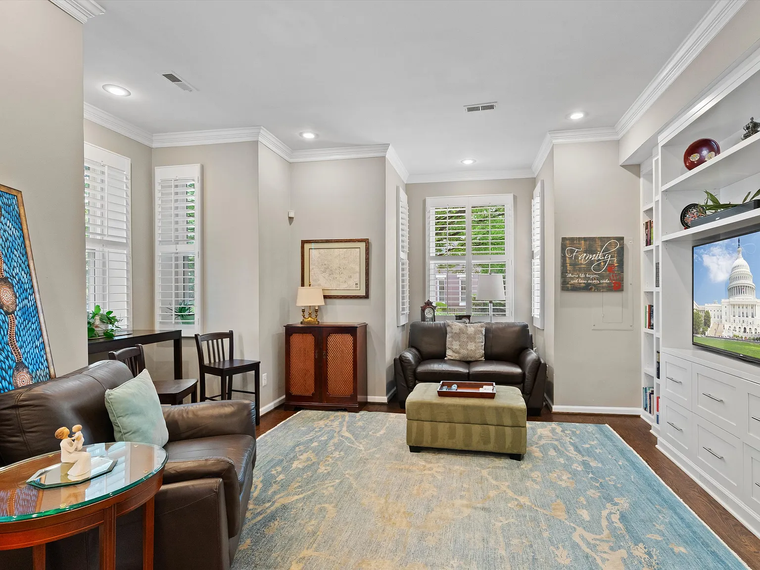 2 bed, 2.5 bath, 1600 sqft, $6,870 — Photo 2