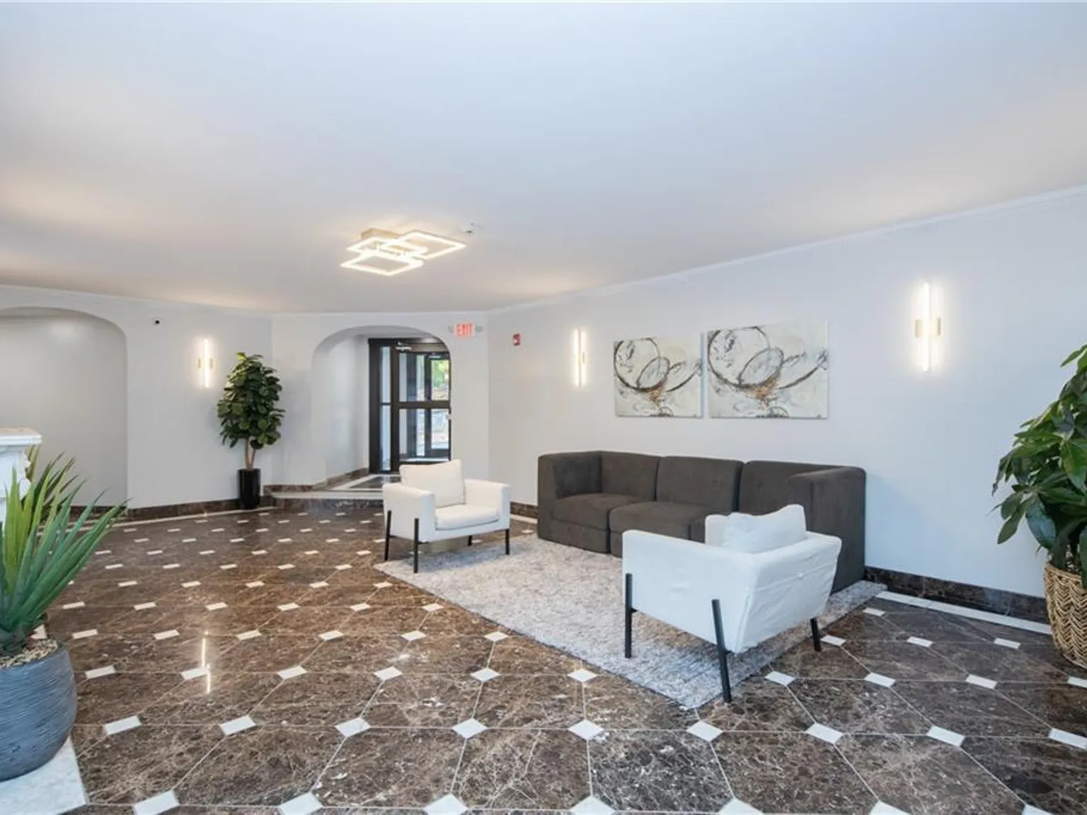 1 bed, 700 sqft, $24,000 — Photo 2