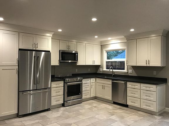 Kitchen with all Kitchen Aid appliances