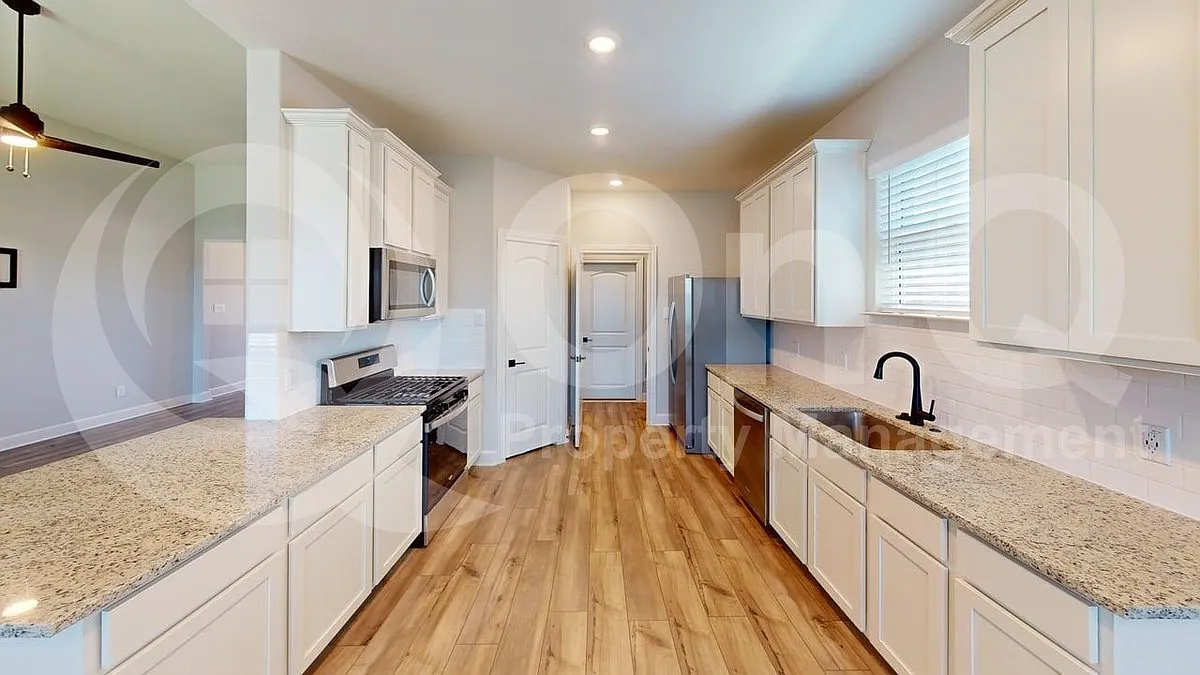 3 bed, 2.0 bath, 1647 sqft, $1,800 — Photo 4