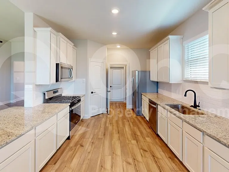 904 Emerson Dr — Photo 4