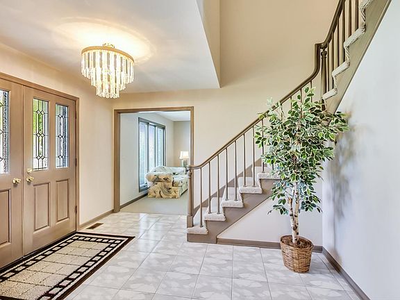 3rd image of 803 Derbyshire Ct