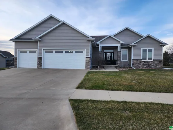 6751 Prairie View Ct, Sioux City, IA 51106