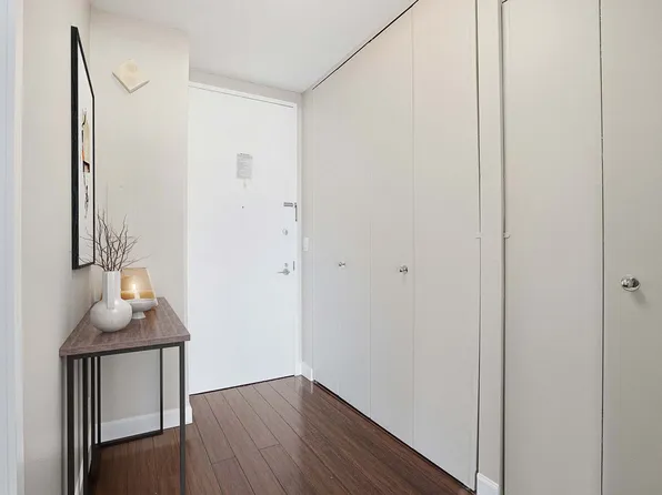 300 East 93rd Street image 8 of 23