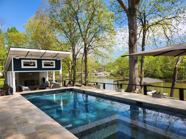 1561 Matlock Dr, Chapmansboro, TN 37035