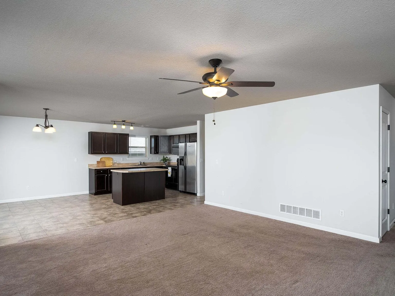 3 bed, 2.0 bath, 1650 sqft, $1,995 — Photo 3