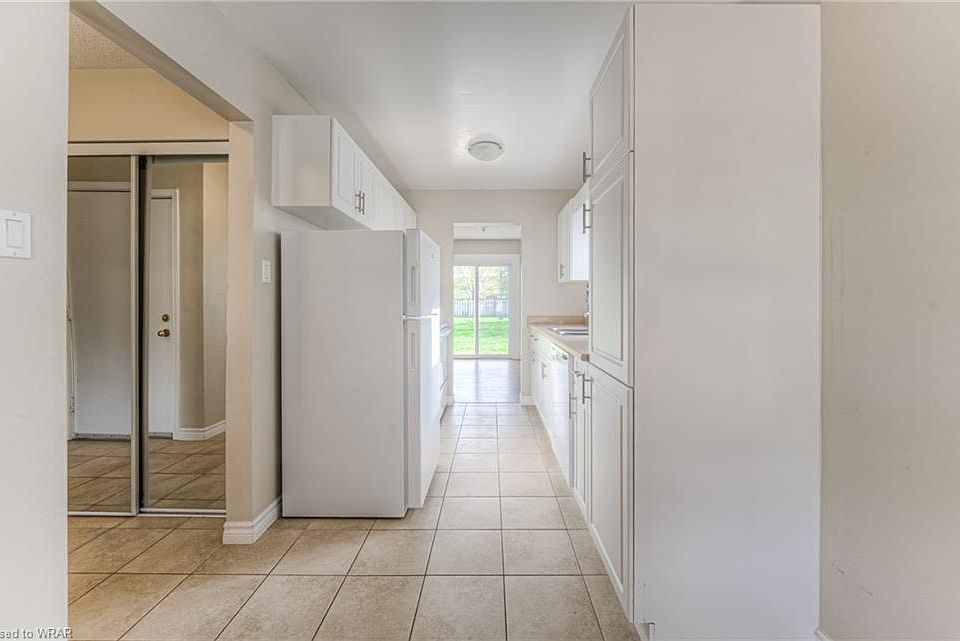 2nd image of 519 B Barwick Cres