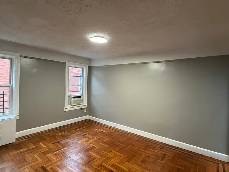 2725 Wallace Ave #2F — Photo 2