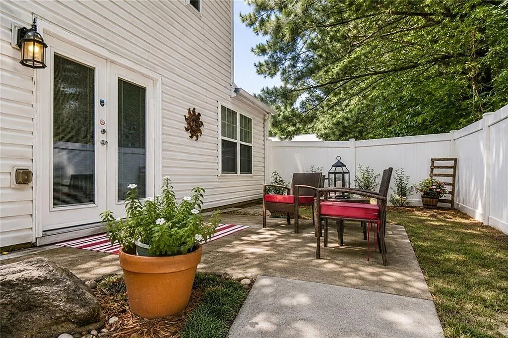 3 bed, 1231 sqft, $1,990 — Photo 2