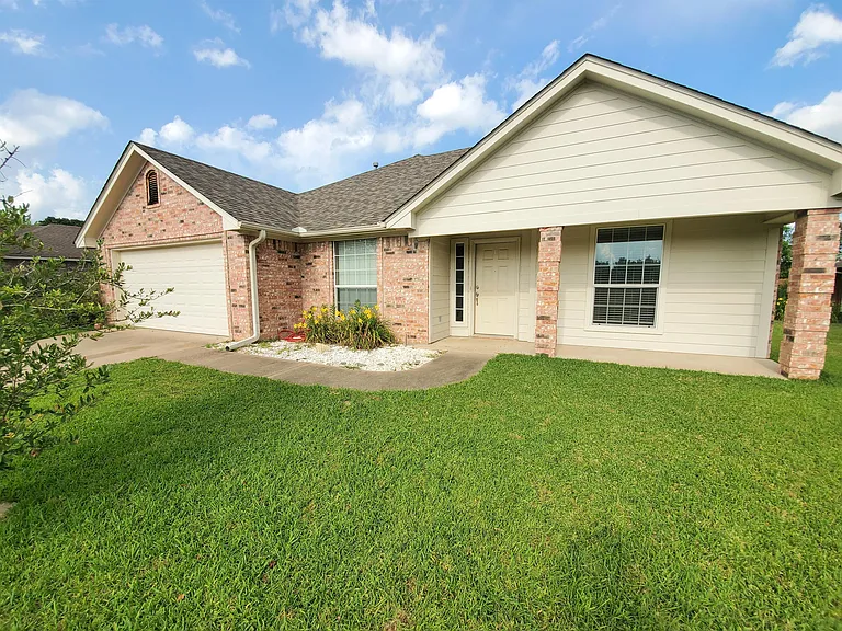 208 Amanda Ct — Photo 2