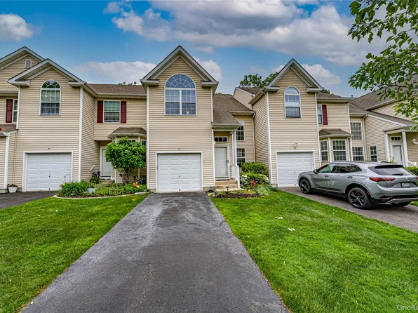 31 Cranberry Circle, Medford, NY 11763