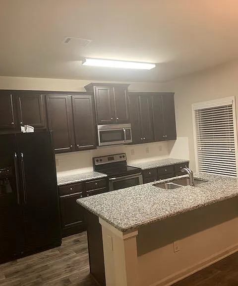910 Walnut Woods Dr — Photo 2